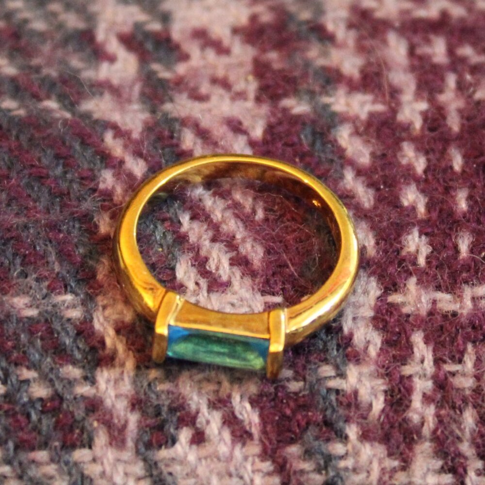 Avon Gold Tone Blue Faceted Glass Stone Ring